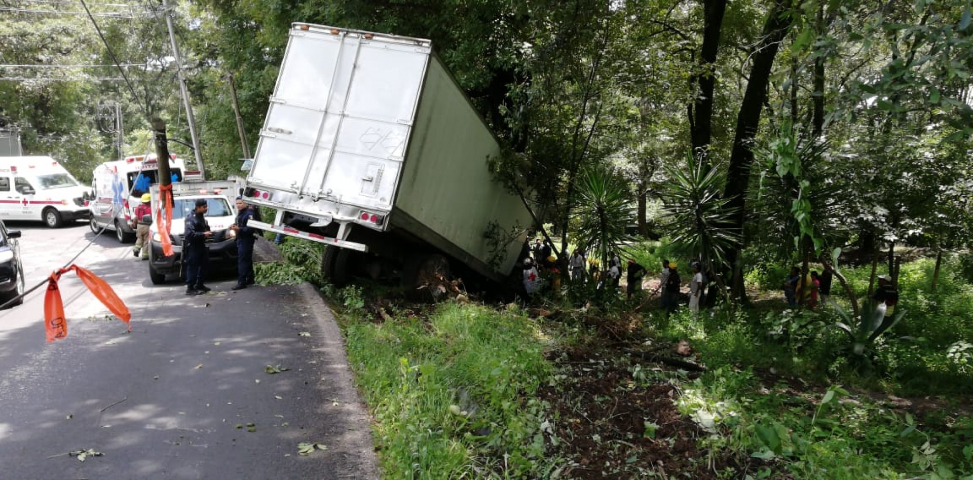Atienden rescatistas accidente de tráiler en la carretera a Huitzilac
