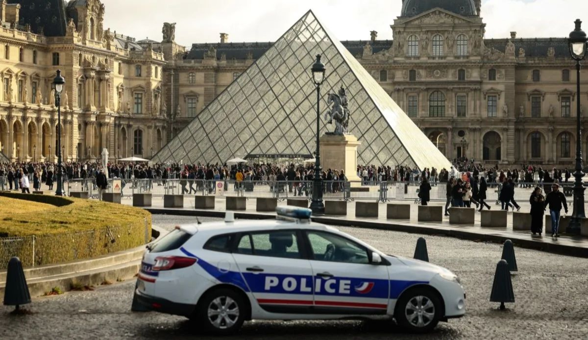 Detienen a cinco sospechosos del robo de joyas en el Museo del Louvre