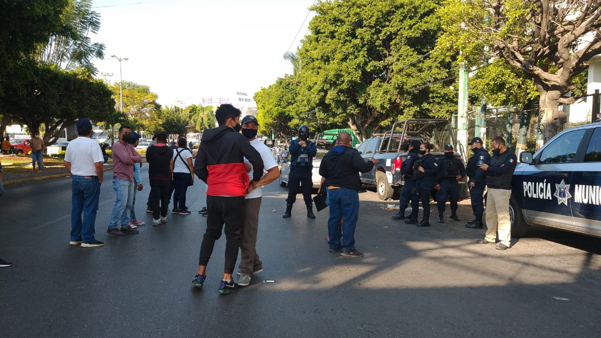 Protestan comerciantes en avenida Plan de Ayala; efectuaron bloqueo