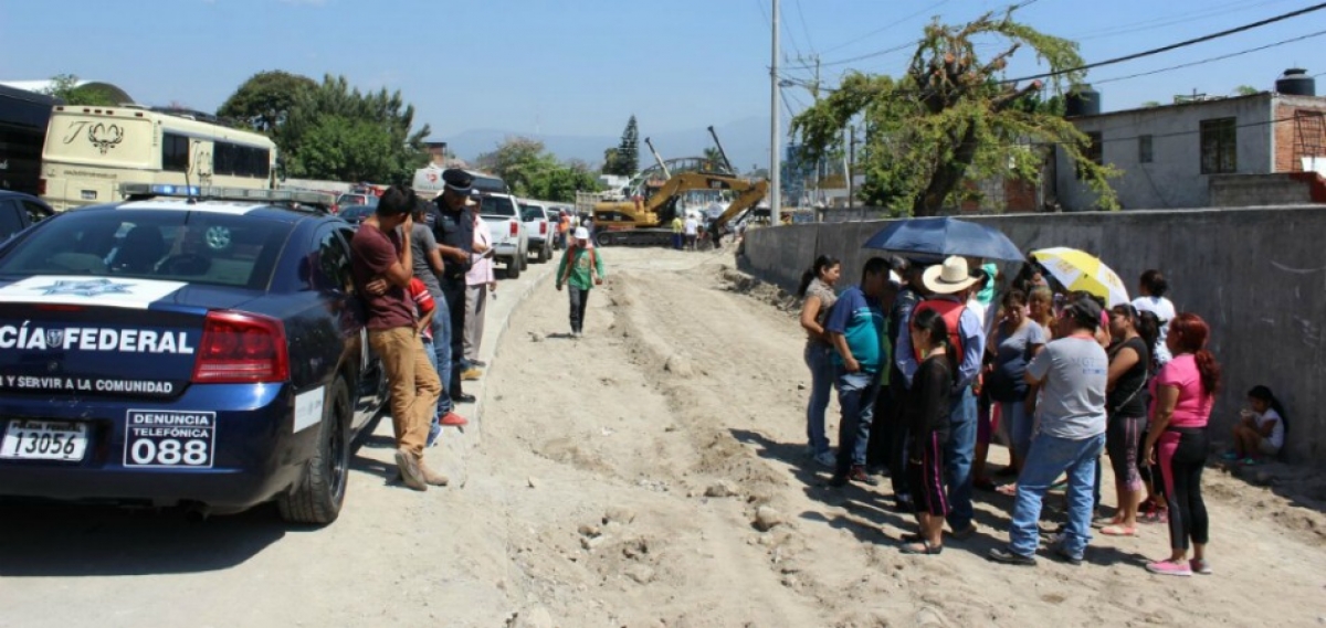 Protestan vecinos de la colonia Chipitlán en el paso exprés
