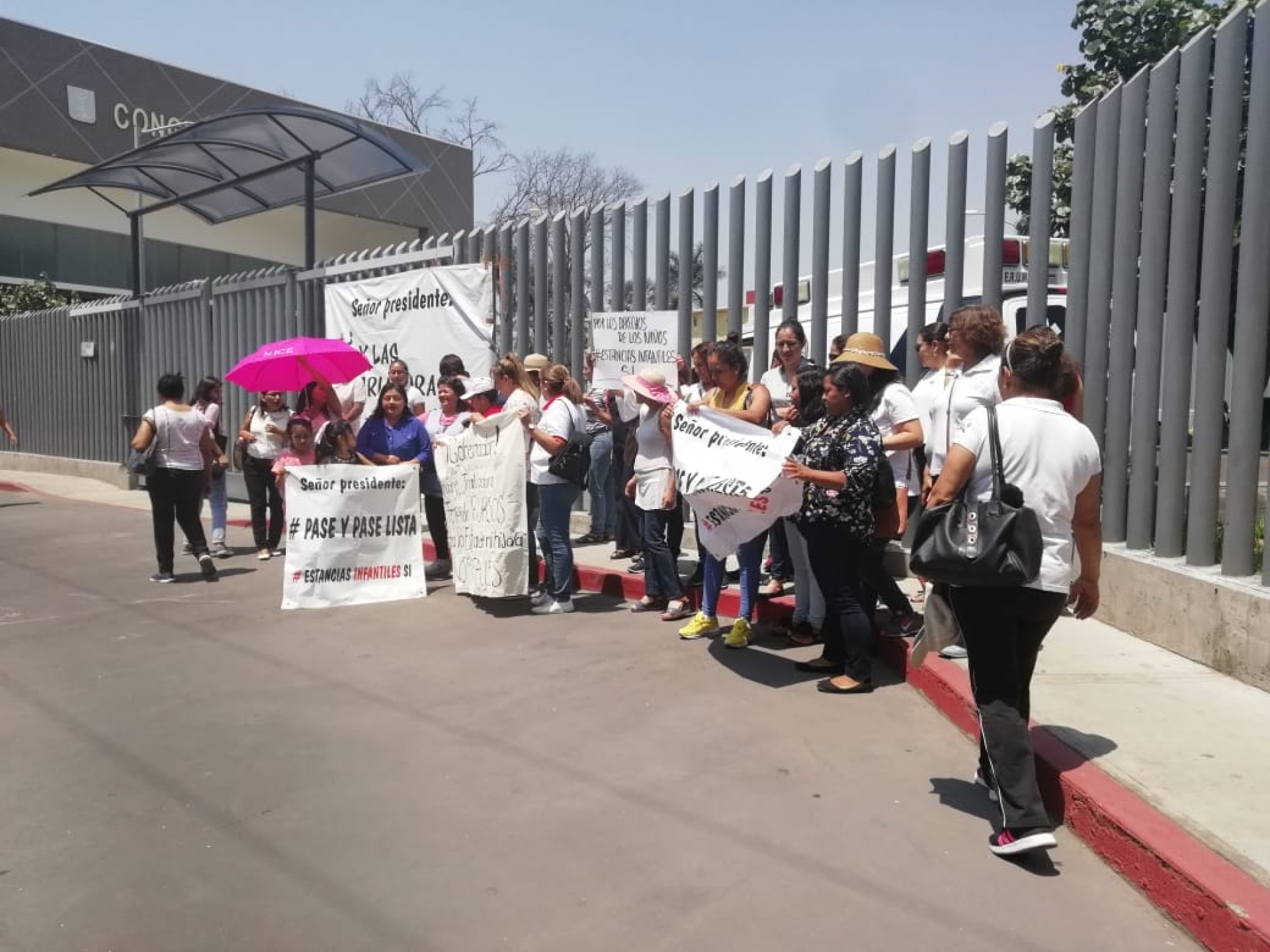 Nuevamente protestan trabajadoras de estancias infantiles en el Congreso