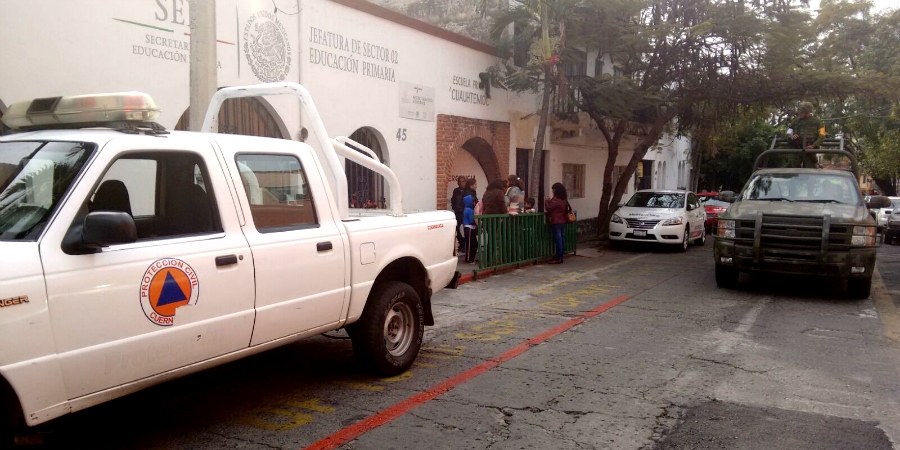 Desalojan a estudiantes de una primaria en el centro de Cuernavaca; detectan olor a gas