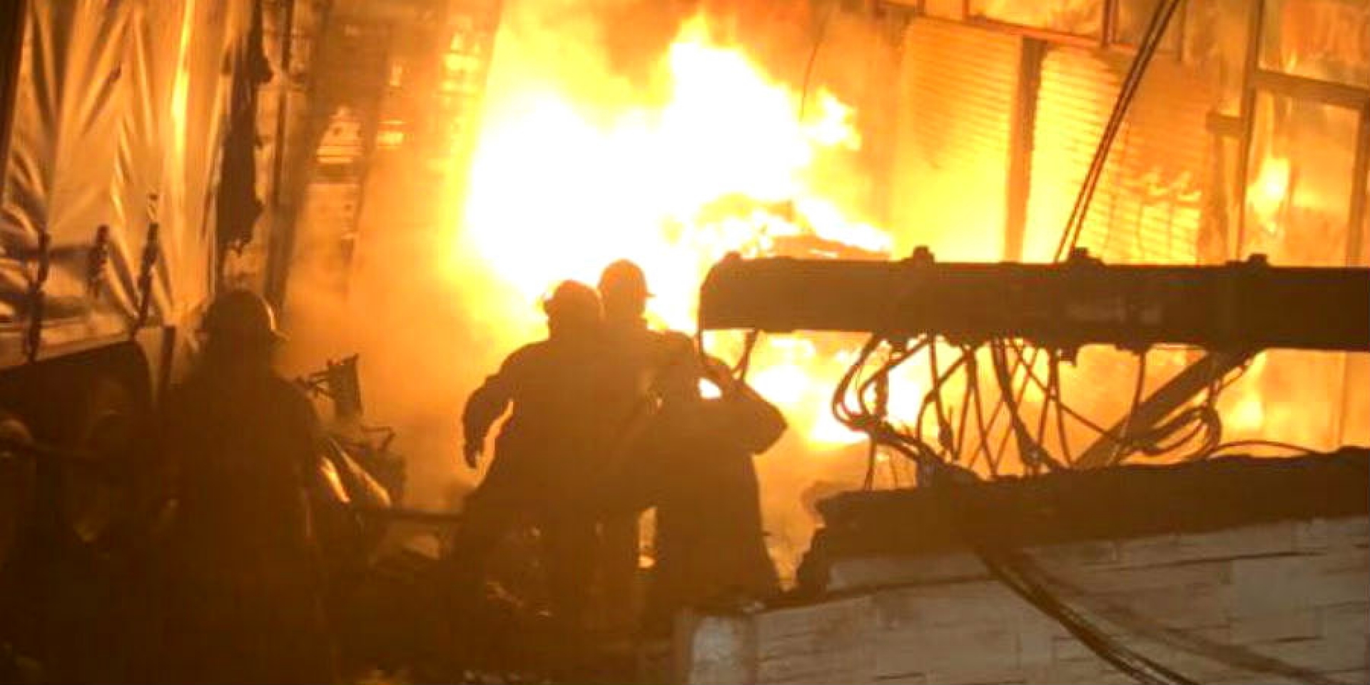 Choca tráiler y se incendia en el bulevar Cuauhnáhuac