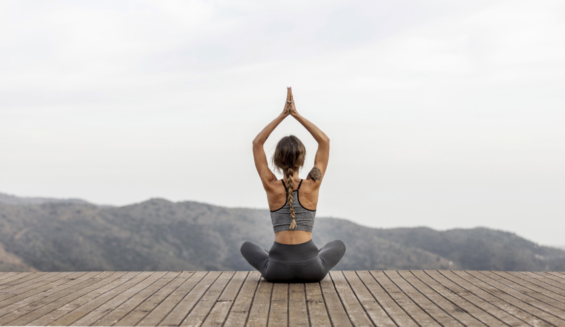 Tres posturas de yoga que te ayudarán a dormir profundamente