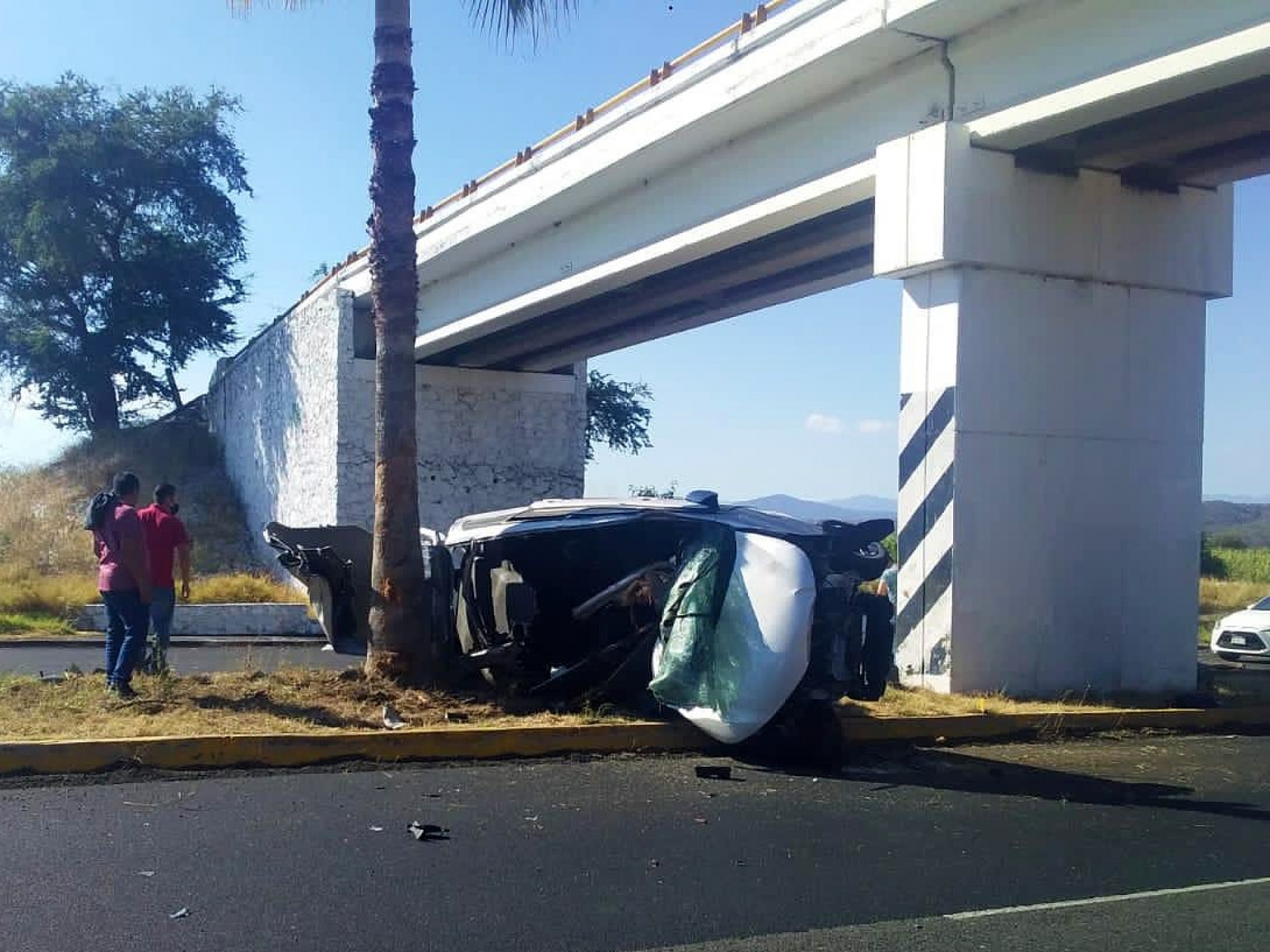 Vuelca camioneta en autopista México-Acapulco; cuatro personas fallecieron