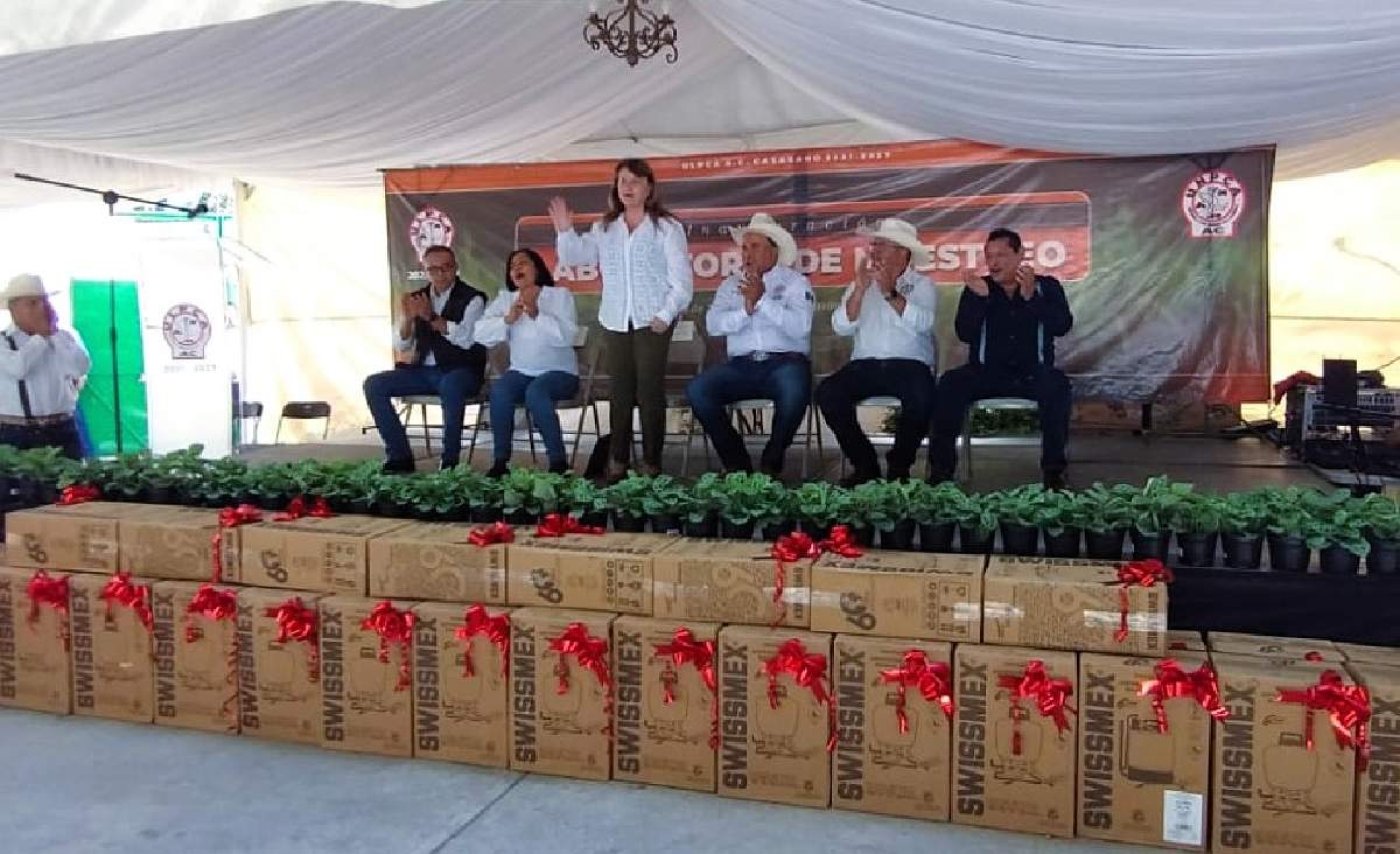 Anuncia Margarita González Saravia apoyos a campesinos de la región oriente