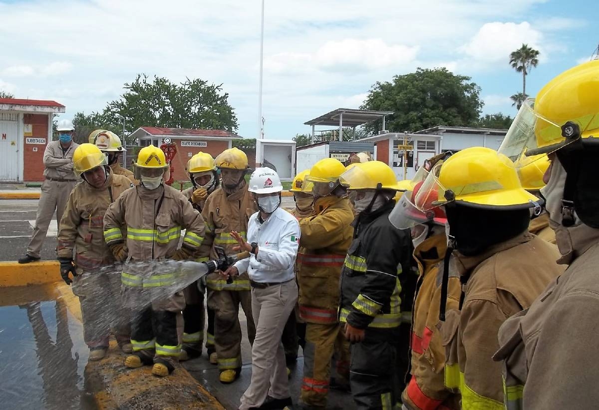Bomberos reciben capacitación sobre manejo de hidrocarburos