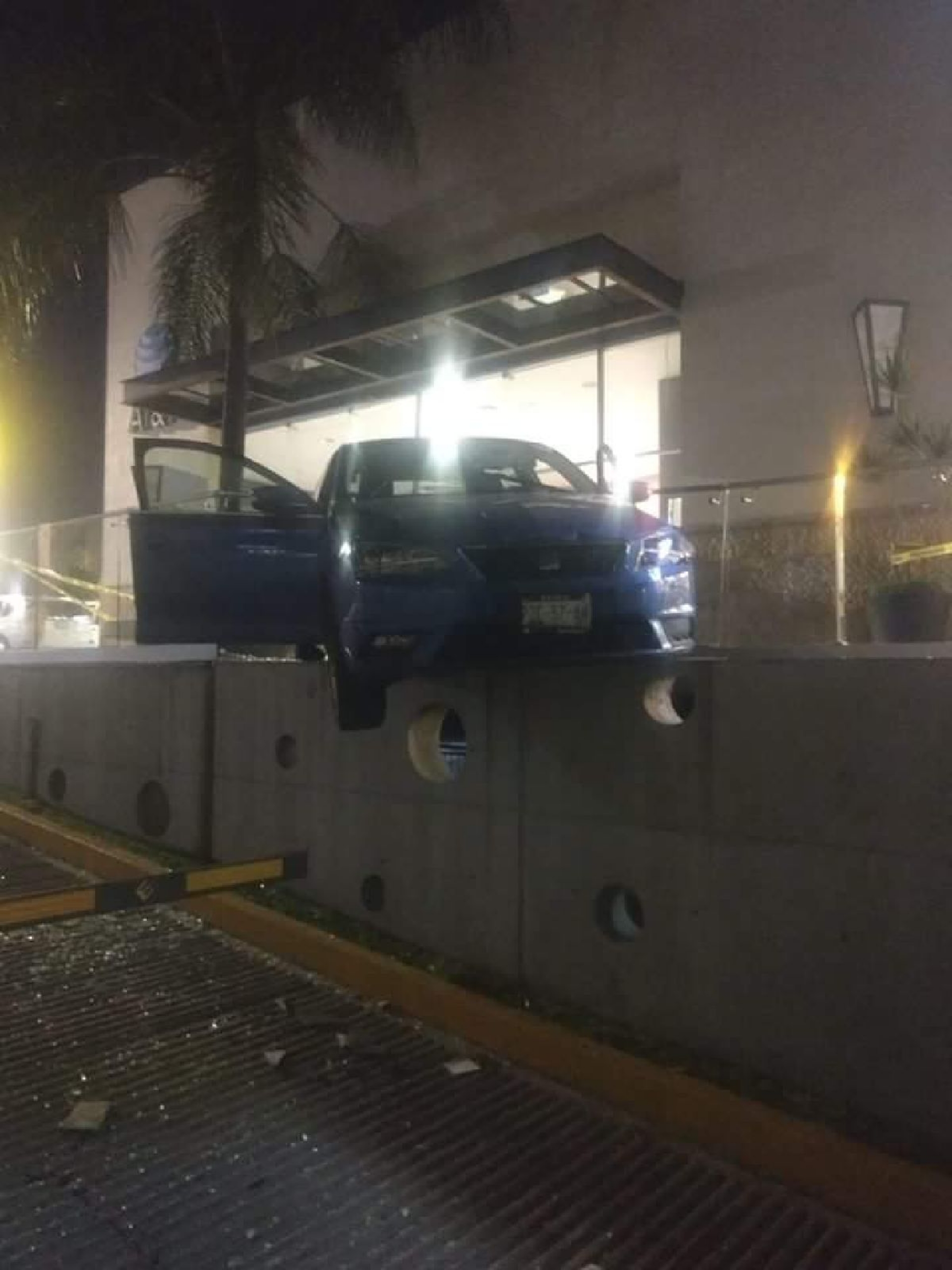Causó destrozos en un negocio con su auto