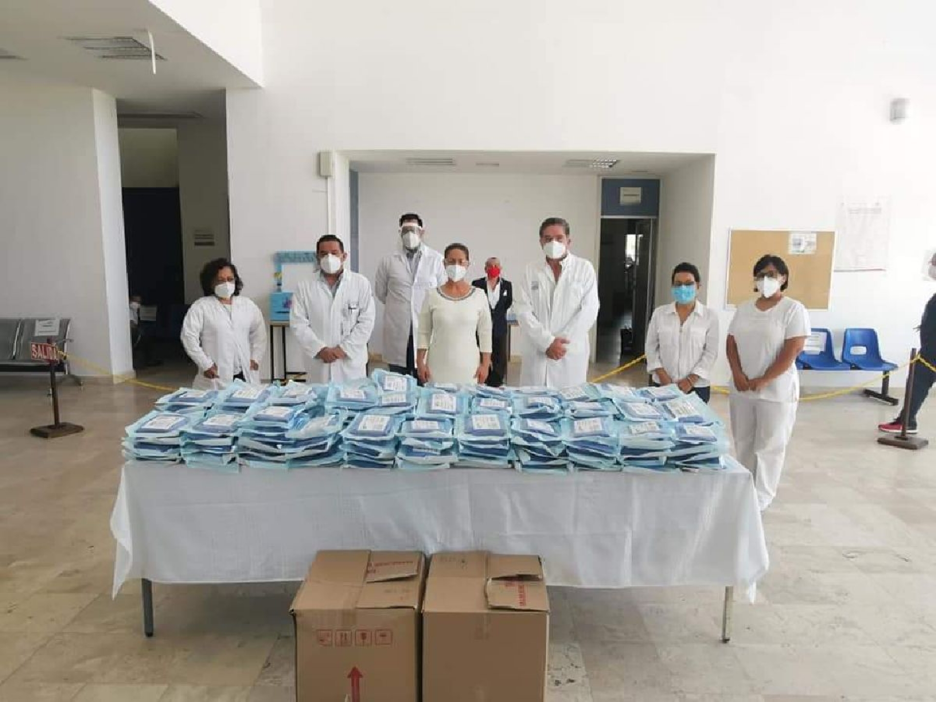 Entrega Rosalina Mazari material especial para personal médico