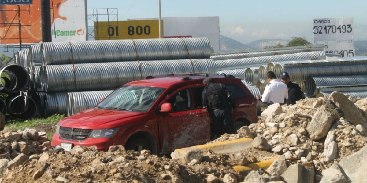 Tras persecución, detienen policías a dos personas quienes presuntamente intentaron robar una camioneta