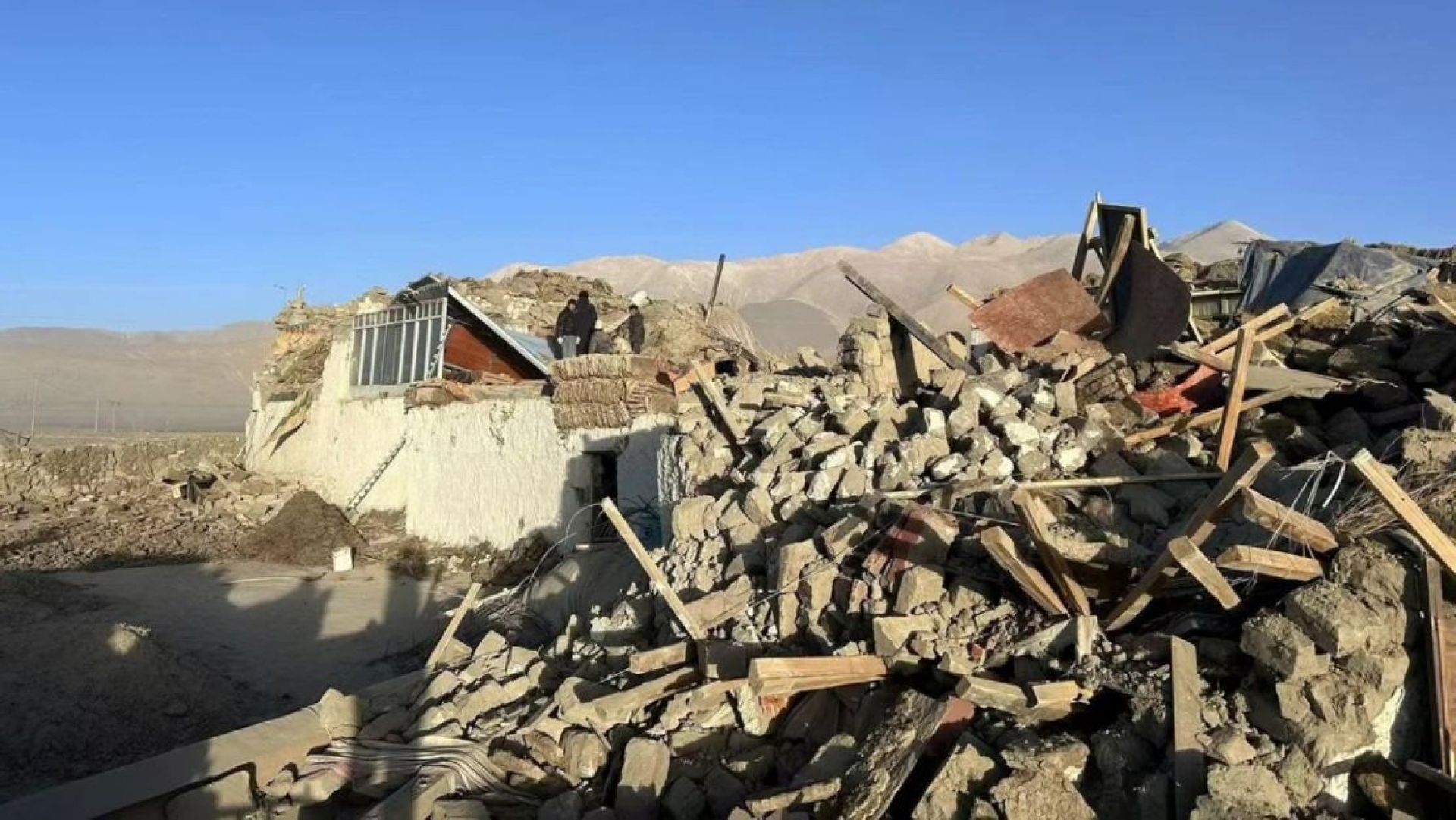 Cifra de muertos por terremoto en Tíbet aumenta a 126