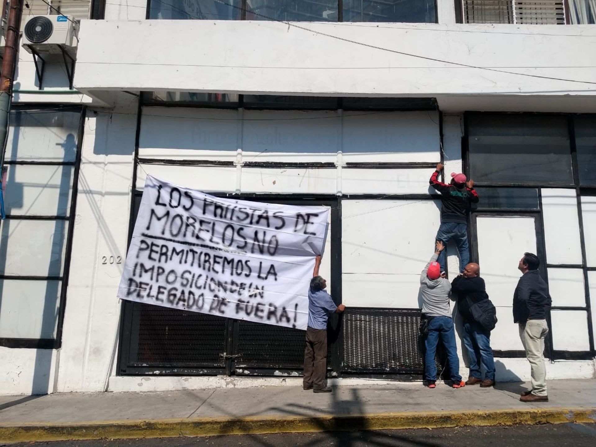 Cierran priistas oficinas del partido, inconformes con destitución de Alberto Martínez