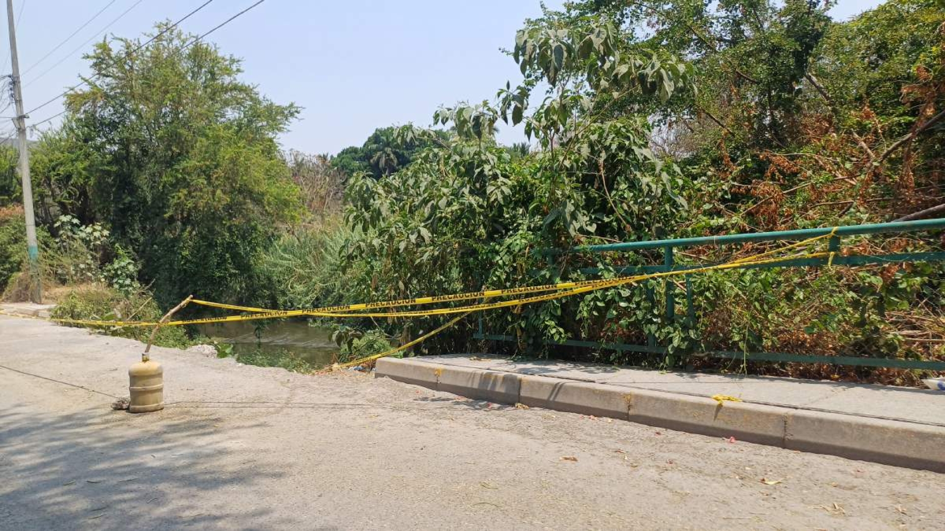 Exigen reparar daños en calle de Zacatepec