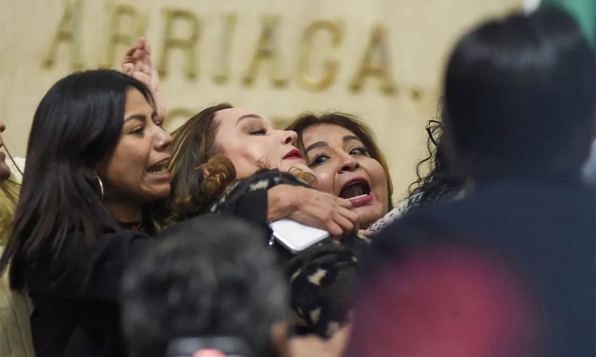Enfrentamiento en Congreso CDMX por reforma al órgano de transparencia