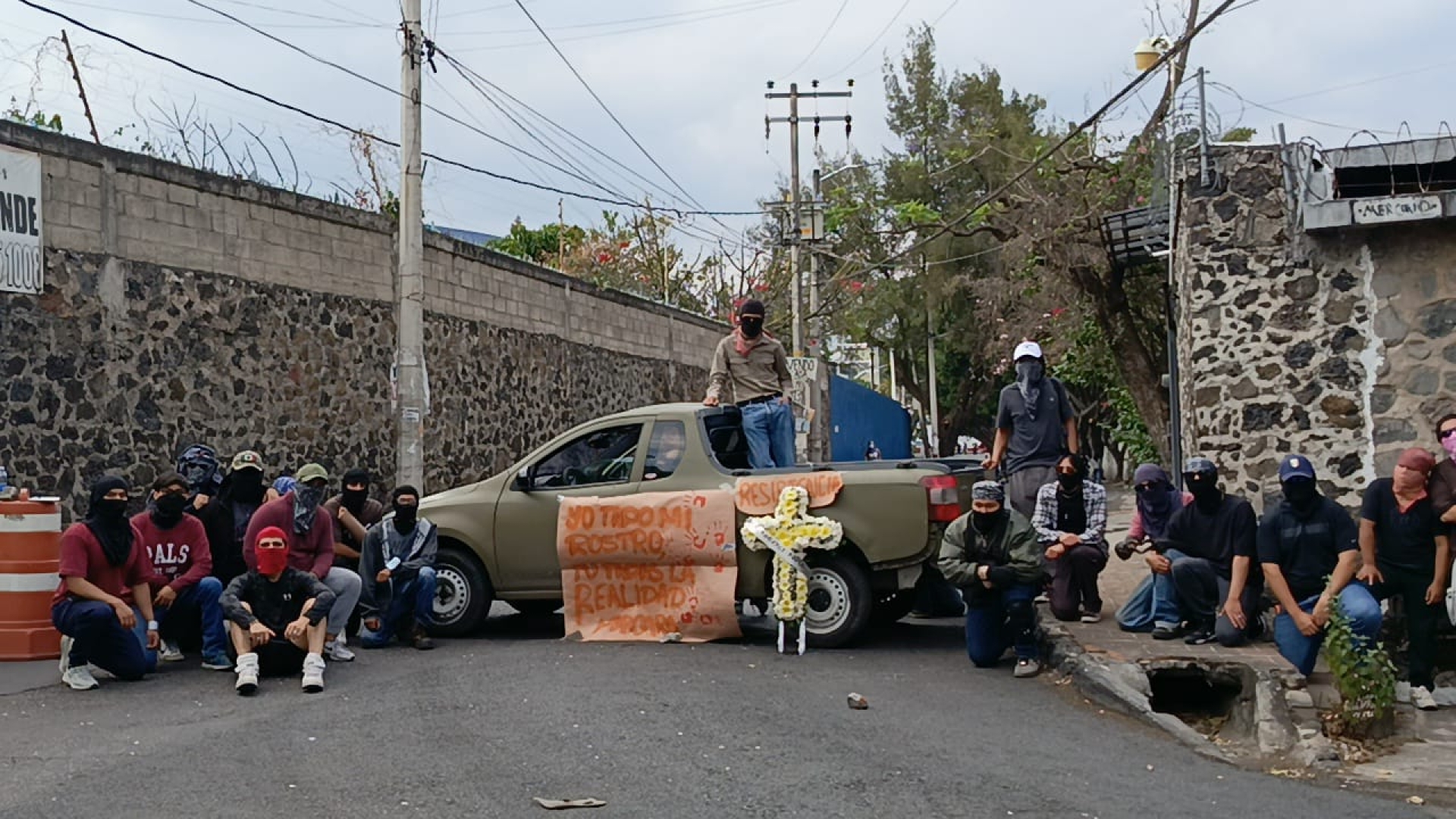 Bloquean estudiantes de UAEM accesos a Facultad de Medicina