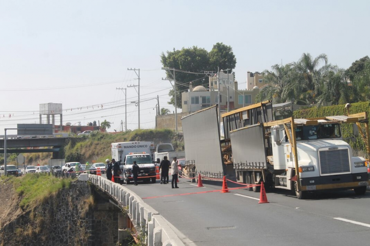 Fallece mujer al lanzarse desde un puente