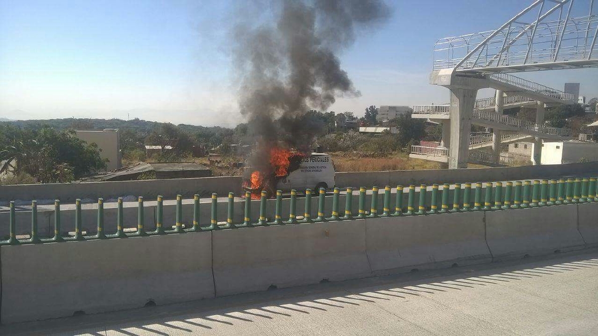 Una camioneta de la FGE se incendió en la autopista