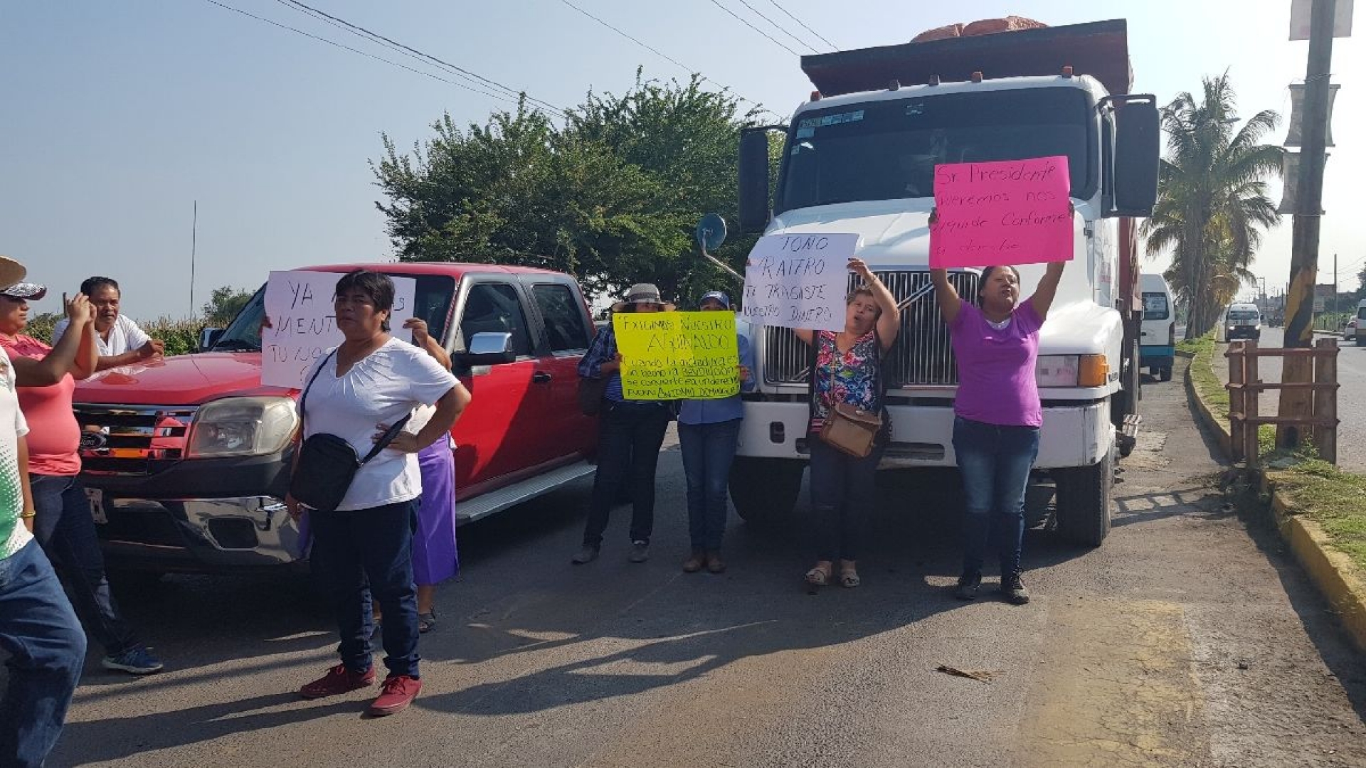 Bloquean otra vez exempleados de Ayala la carretera Cuautla-Tlaltizapán