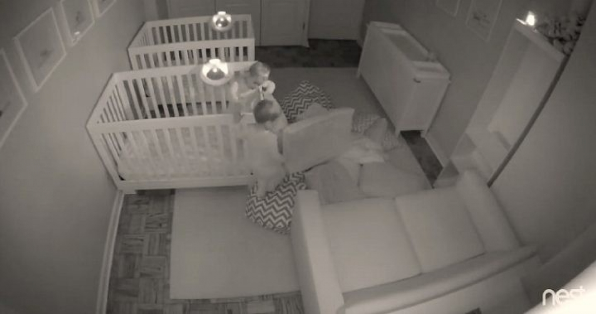 ¿Dormir? No, gracias: una cámara registró la divertida fiesta nocturna de unos gemelos