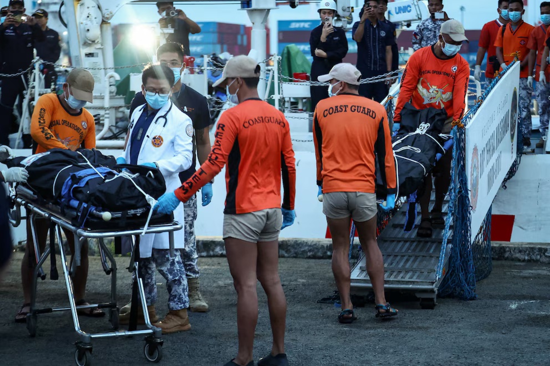 Hundimiento de embarcación en Filipinas deja al menos 15 muertos
