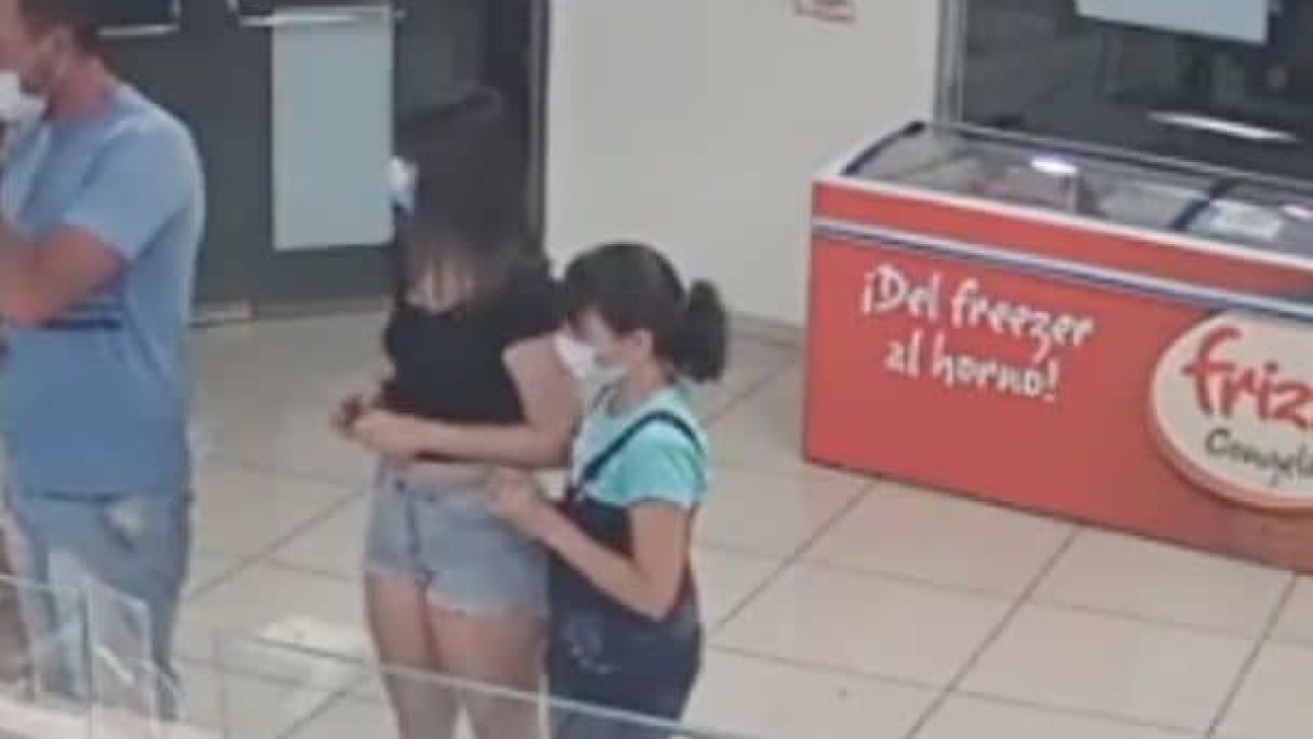 Mujer se quita su vestido para usarlo de cubrebocas