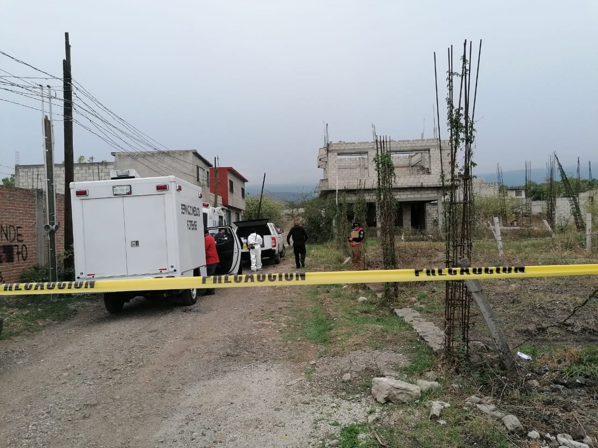Encuentran un cadáver maniatado en la colonia Valle Alegre, en Tepoztlán