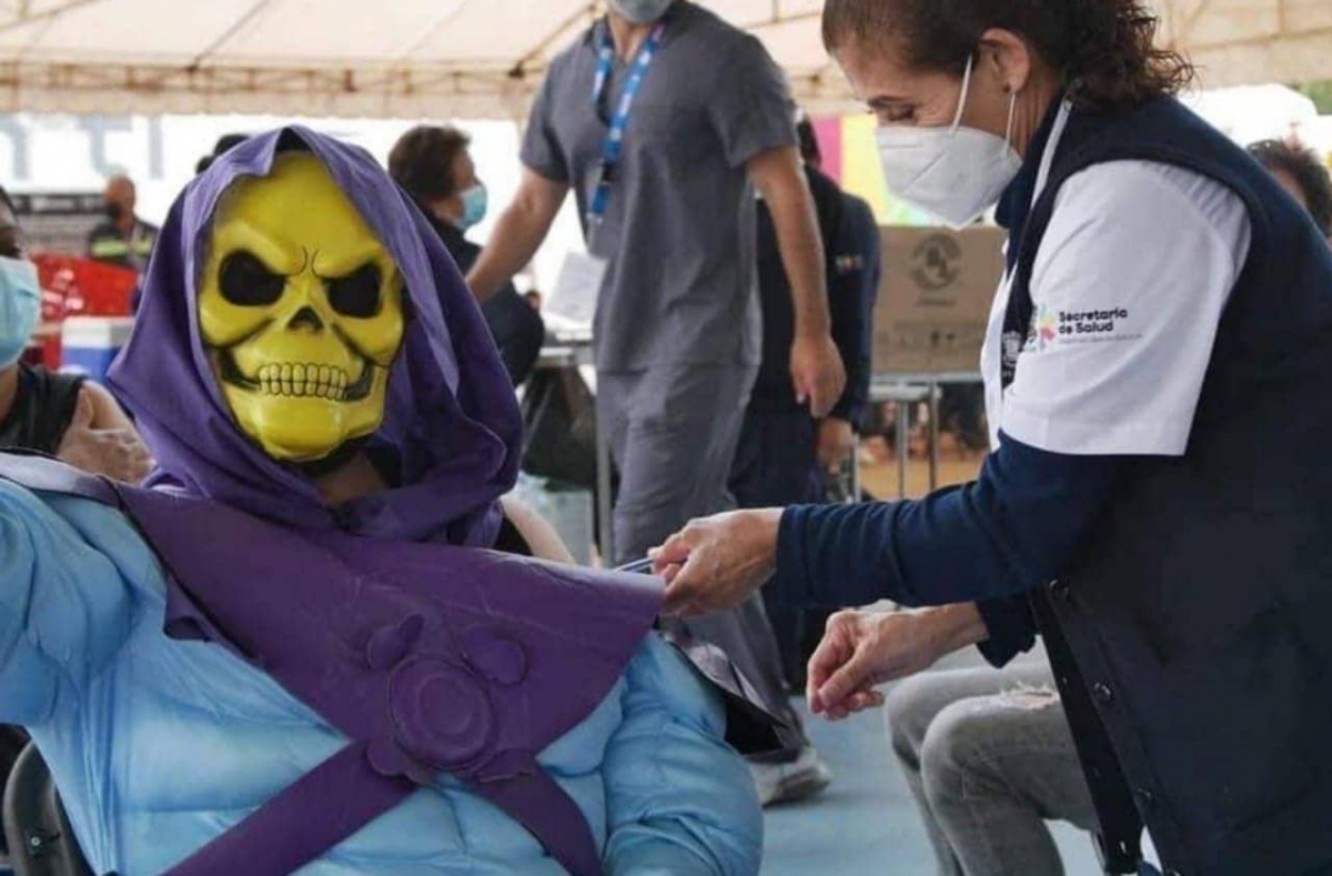 "Skeletor" recibe vacuna contra COVID-19 en Michoacán