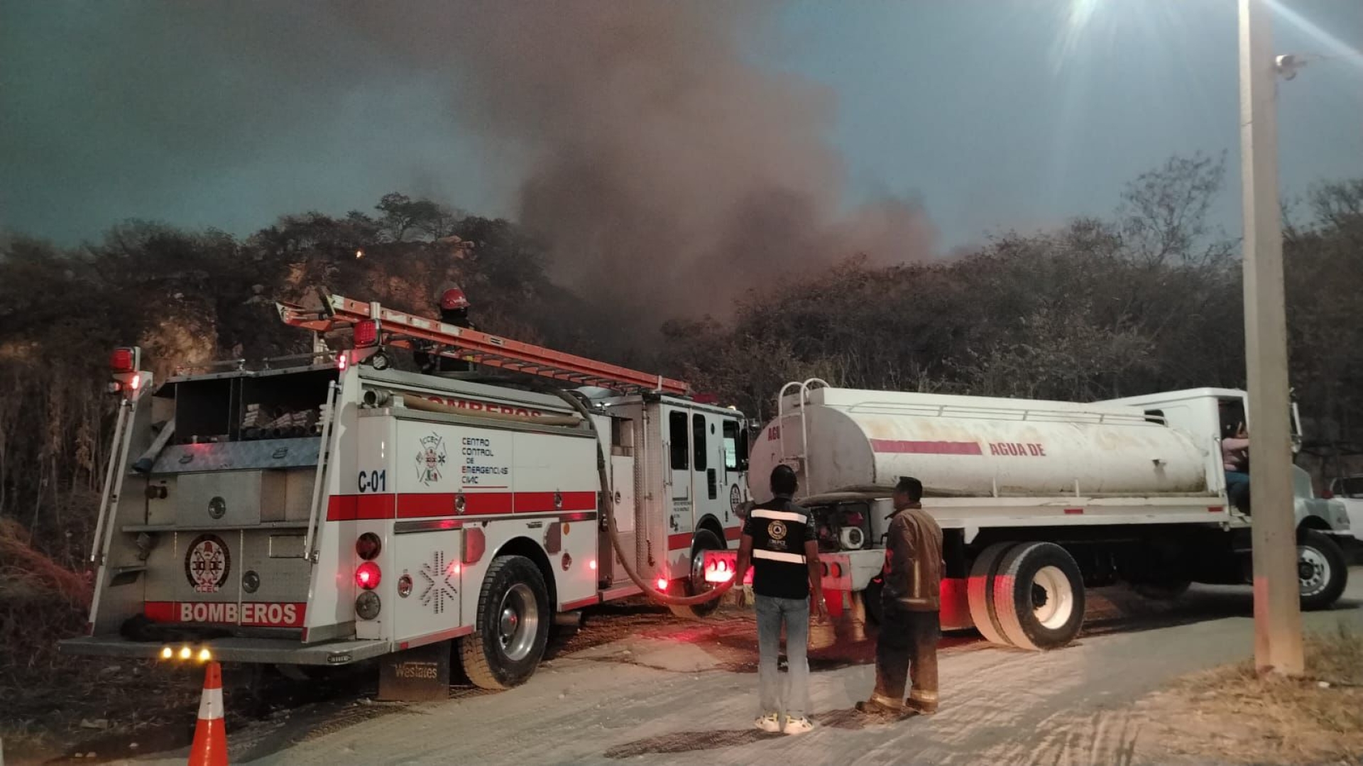 Atiende PC Jiutepec incendio sobre bulevar Cuauhnáhuac