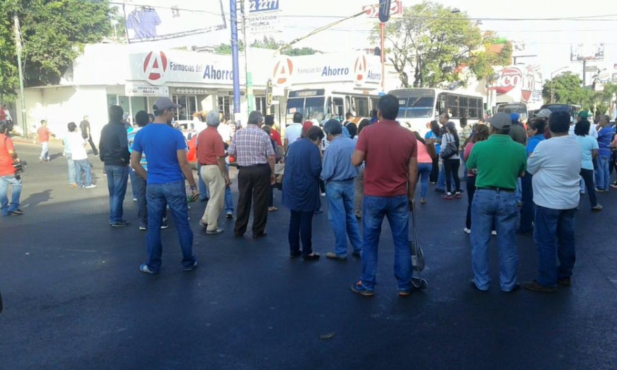 Continúa la movilización de maestros homologados sobre la avenida Plan de Ayala