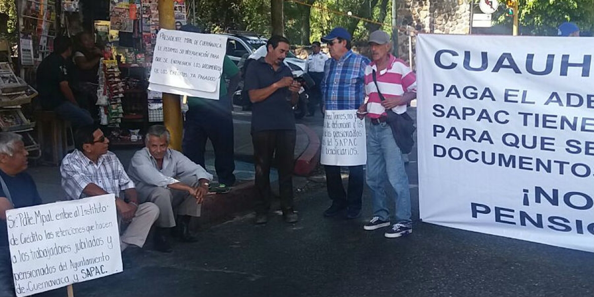 Se manifiestan jubilados del SAPAC