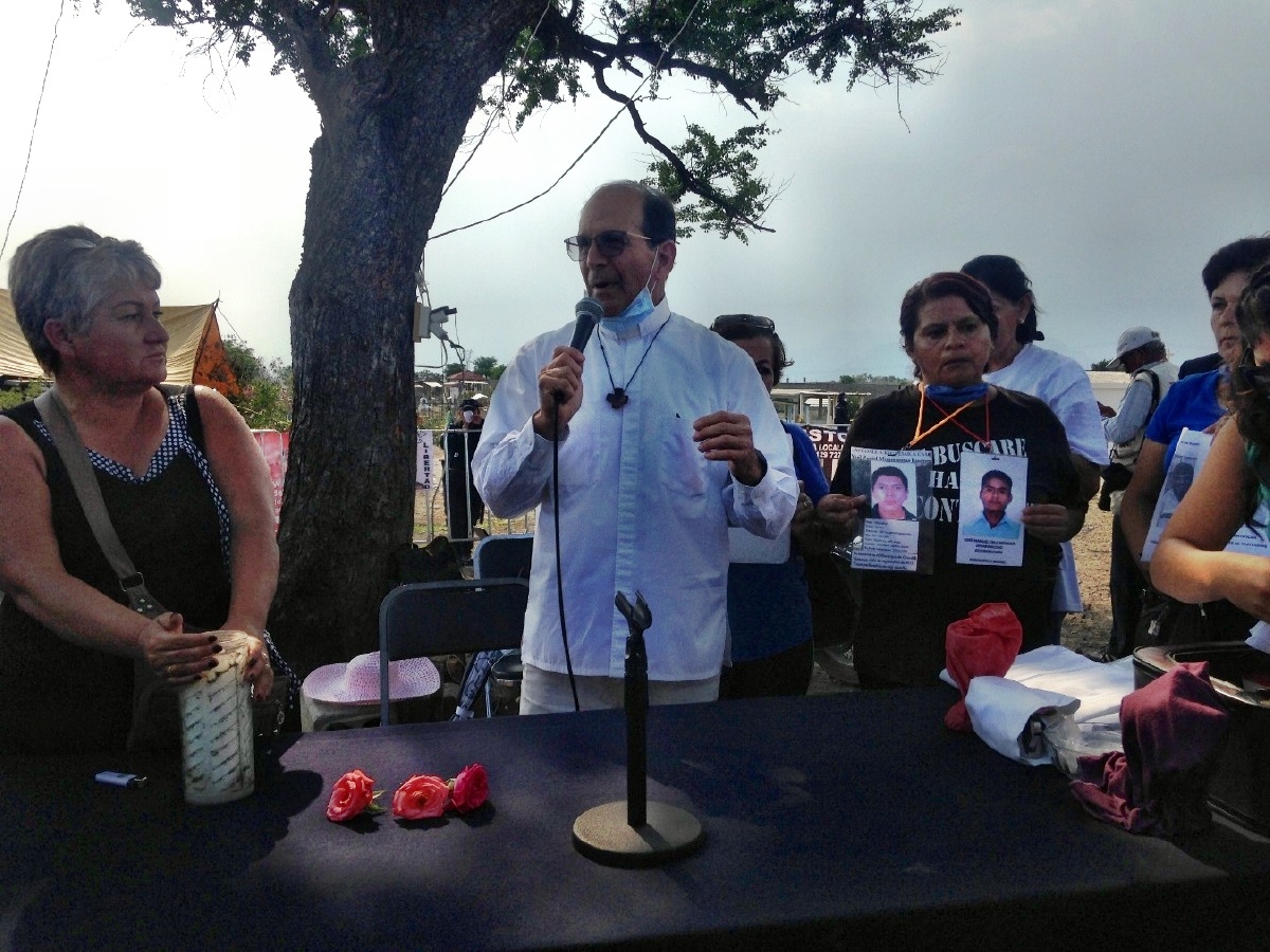 Se reúne padre Solalinde con familiares de desaparecidos en Tetelcingo