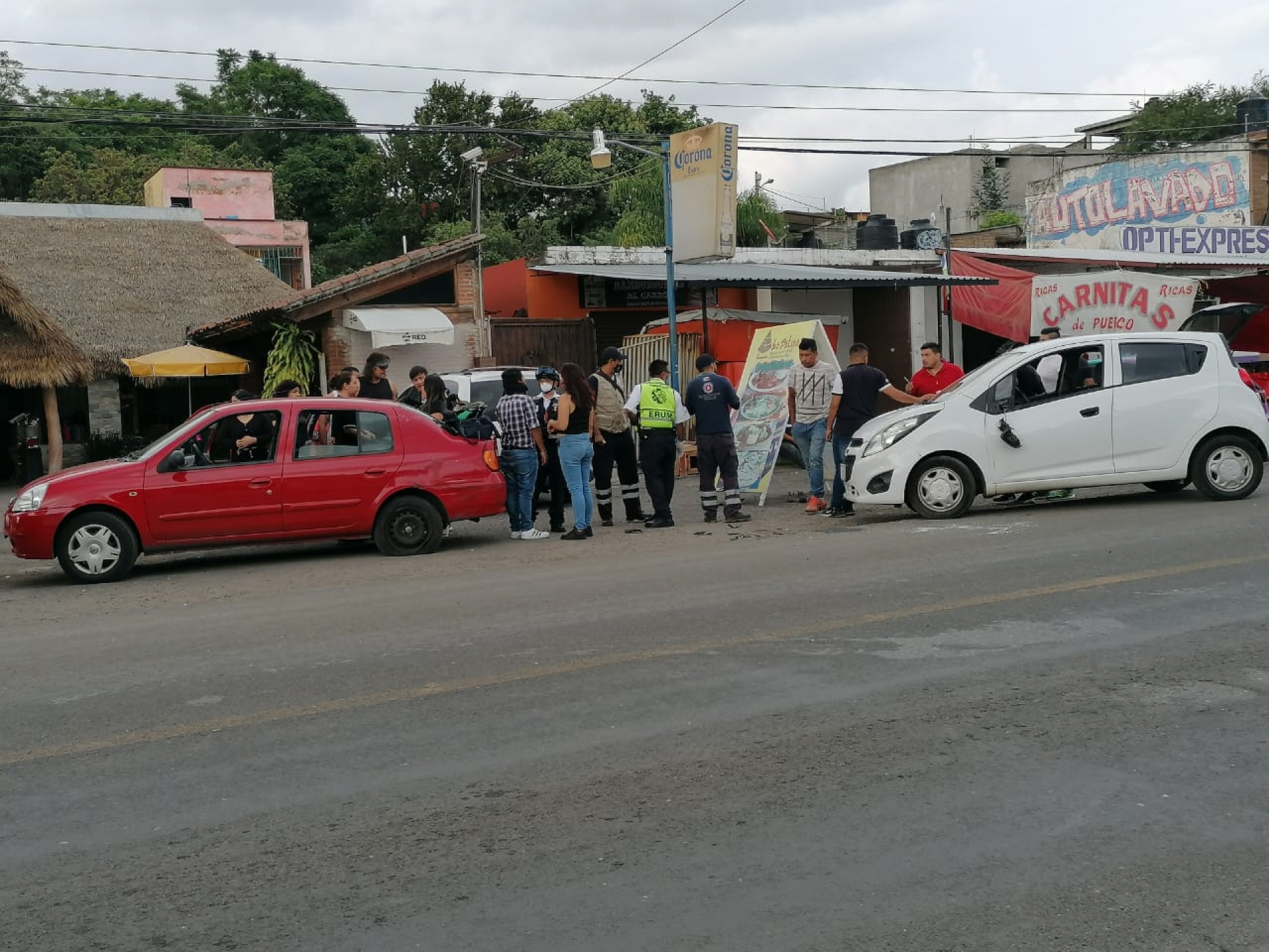 Se registra choque entre dos automóviles en la carretera Cuernavaca-Tepoztlán
