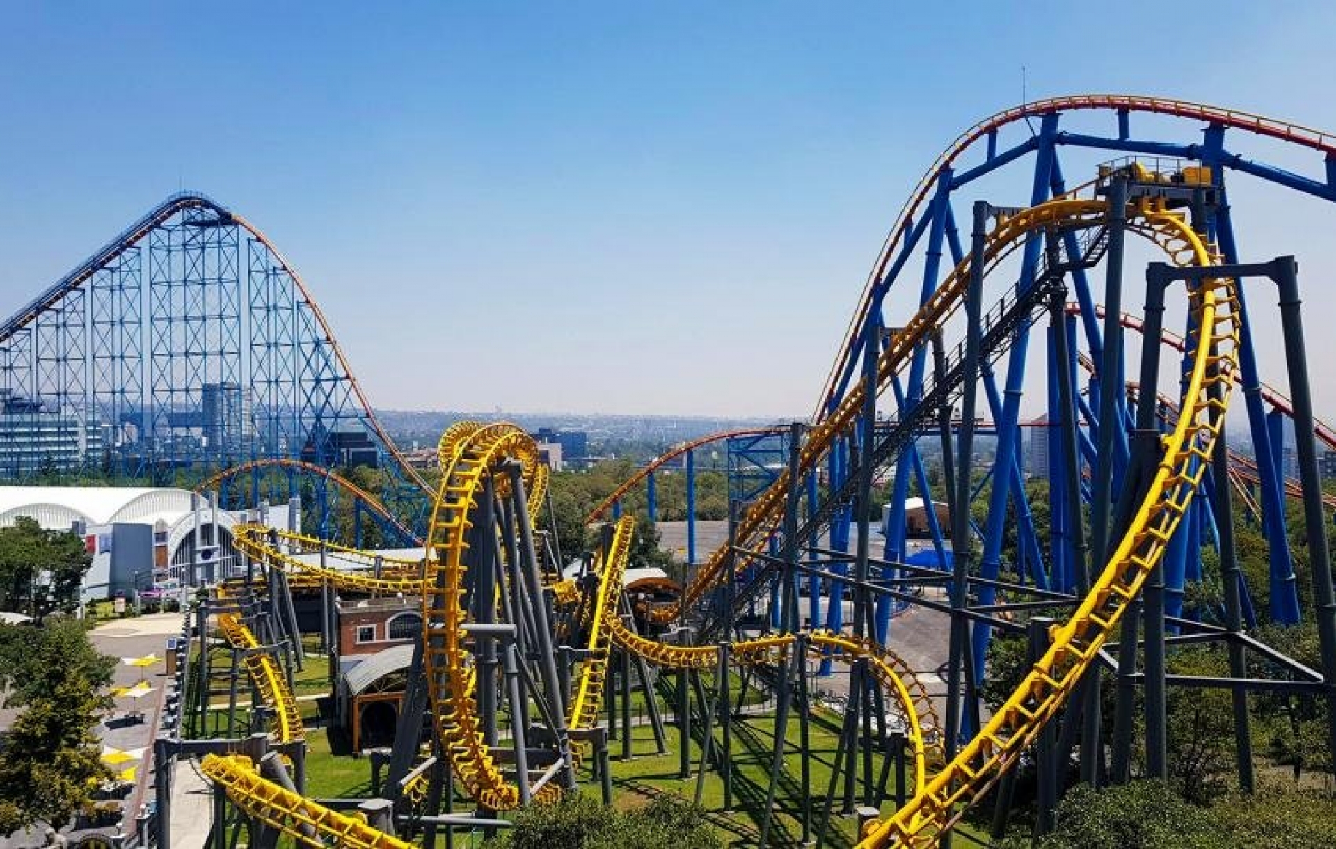 Un joven 'salió volando' de un juego de Six Flags México