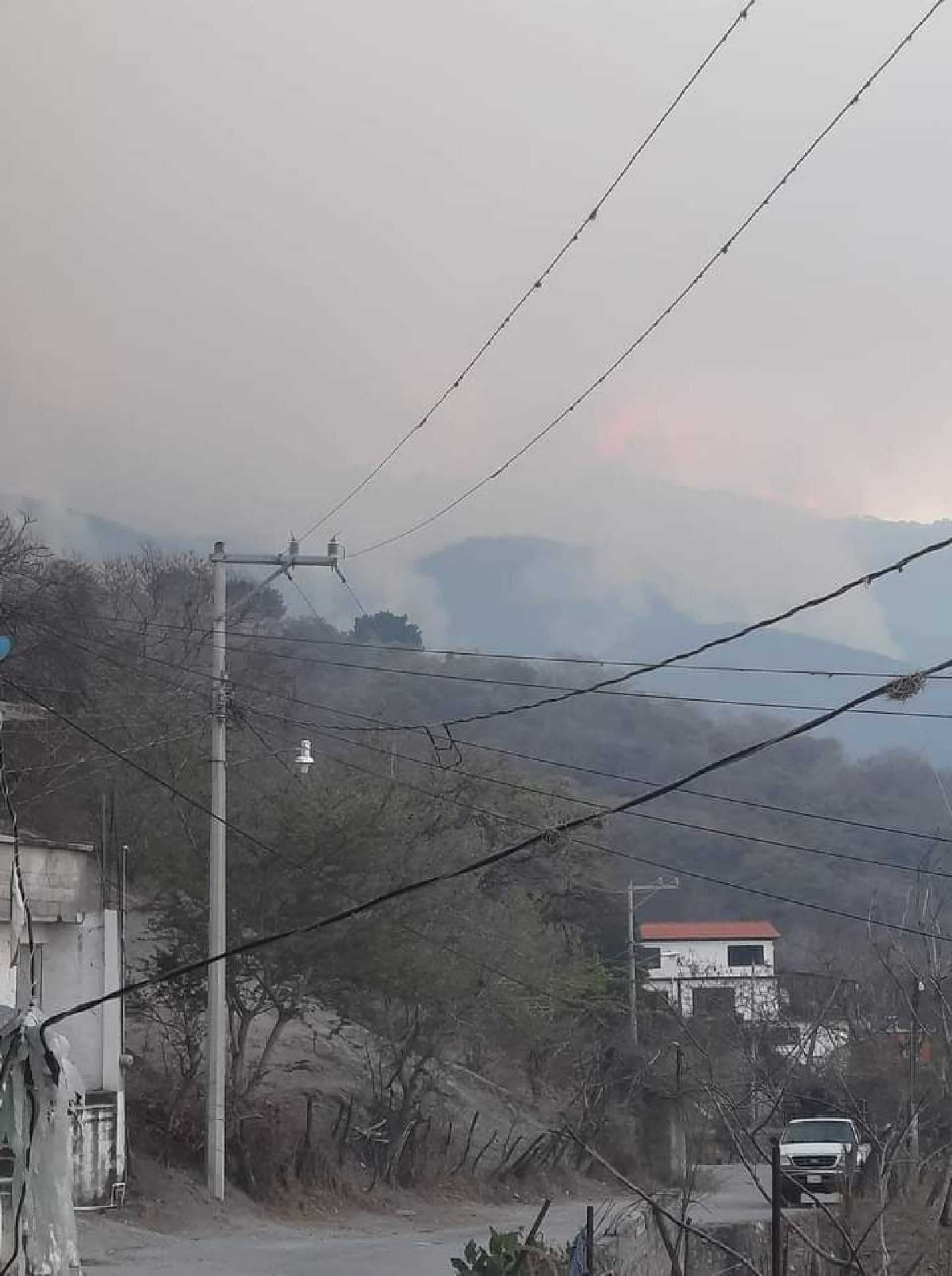 Alertan a amacuztecos por incendio forestal en municipio guerrerense