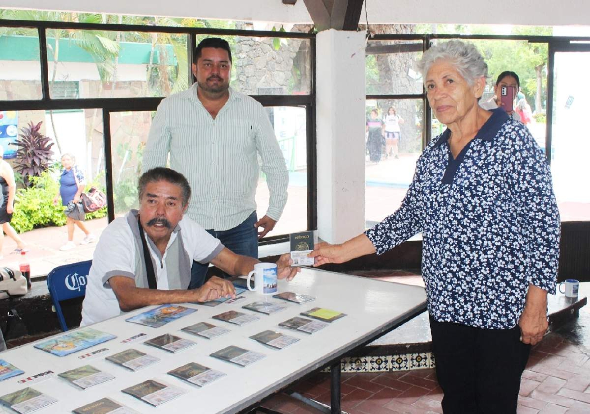 Adultos mayores reciben documentos del Programa Reencuentros Familiares