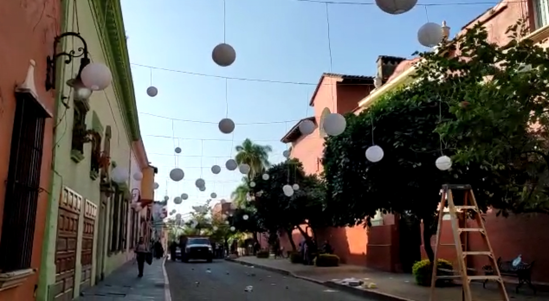 Cierran la calle Nezahualcóyotl en Cuernavaca, con motivo del tianguis navideño