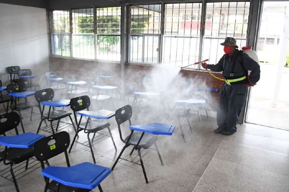 Por regreso a clases presenciales, sanean instalaciones del CBTis 76