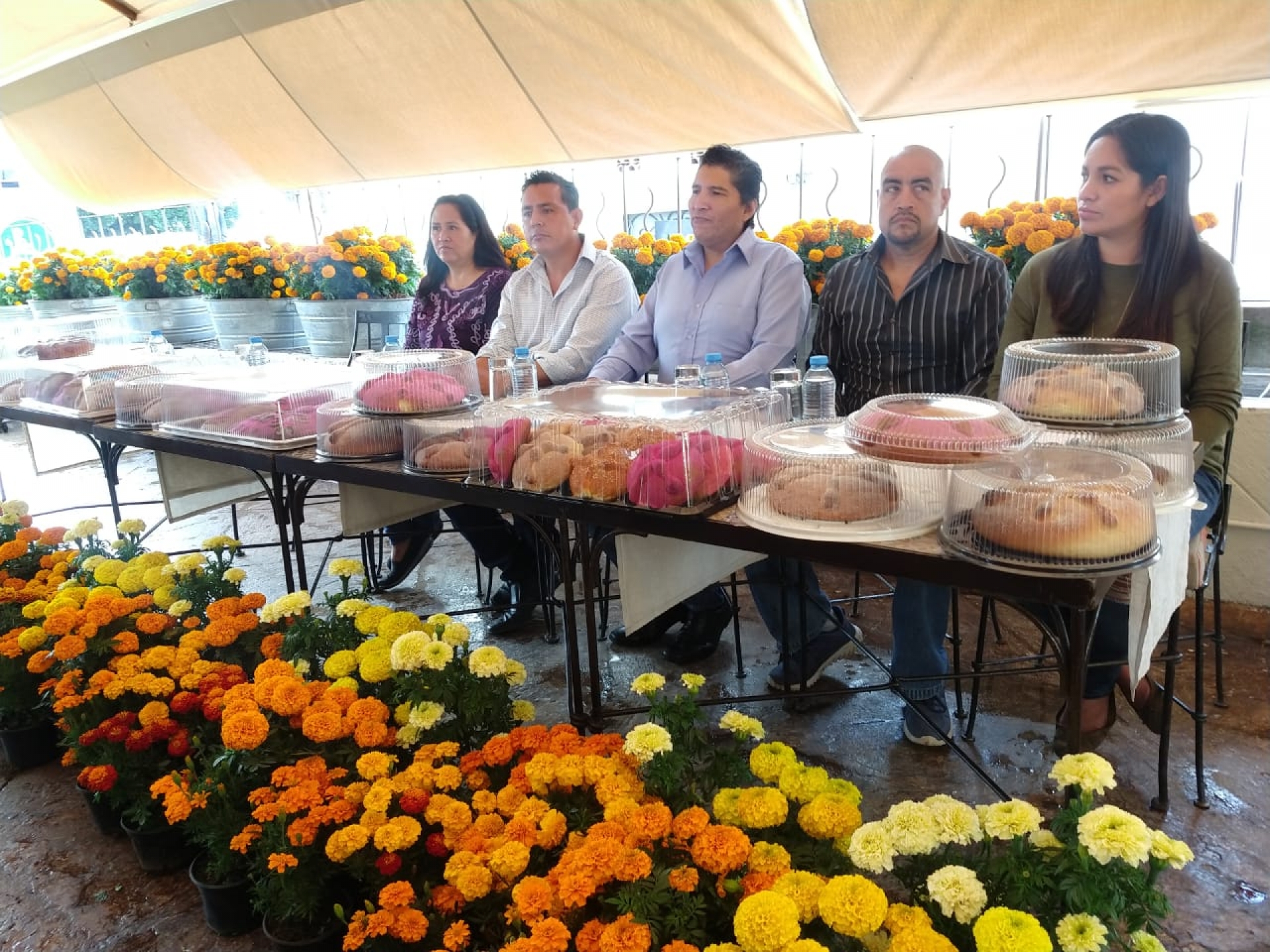 Anuncian la 'Expo pan de muerto' en el zócalo de Cuernavaca.