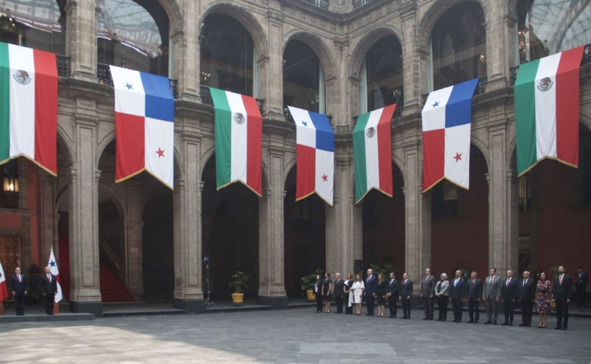 Mujeres en Palacio Nacional son minoría en número total y en puestos de alto nivel
