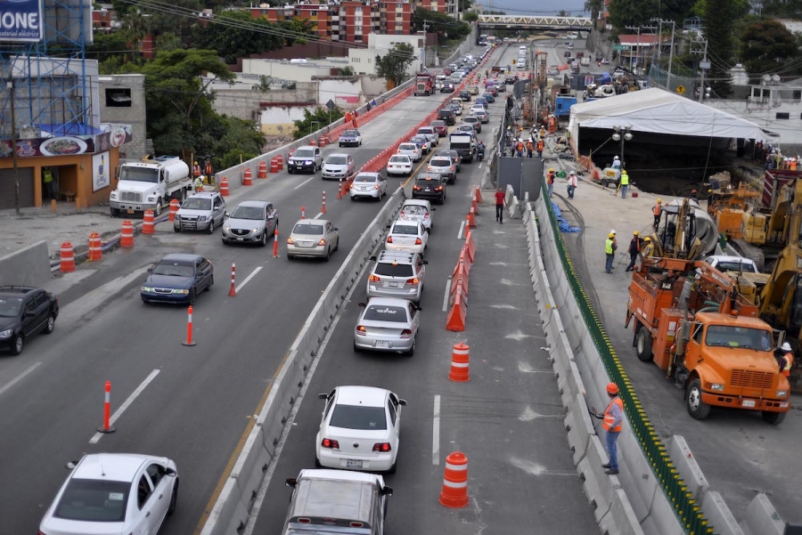 Abren cuarto carril junto al socavón, en Paso Exprés