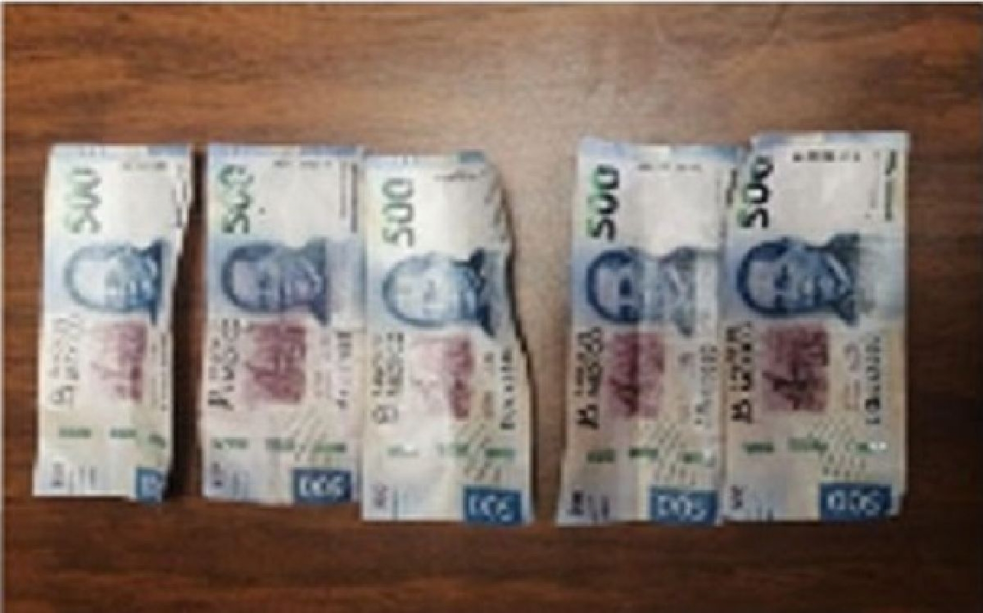 Atrapan a tres hombres en posesión de billetes falsos