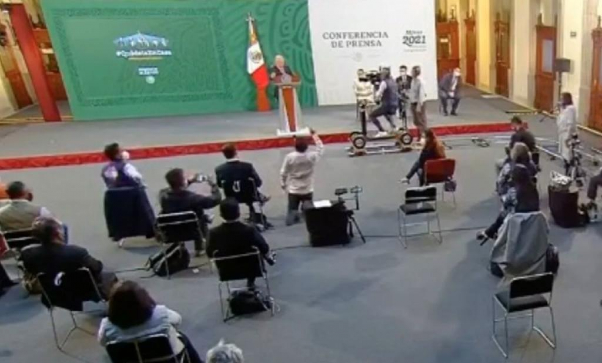 Reportero explica por qué se arrodilló frente a AMLO