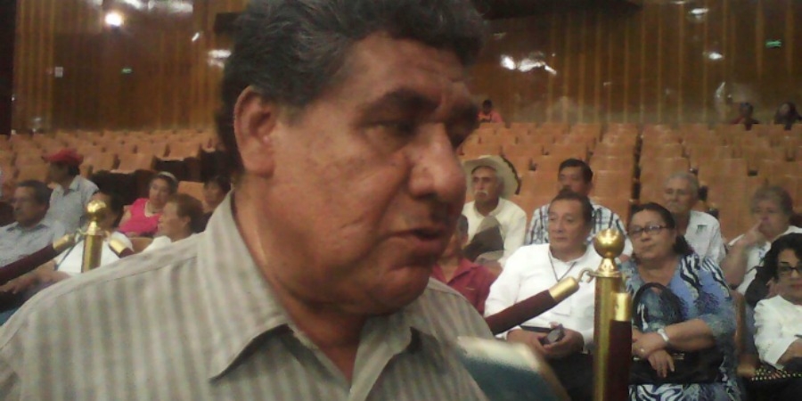 Exigen profesores intervención de diputados en el caso de la maestra despedida