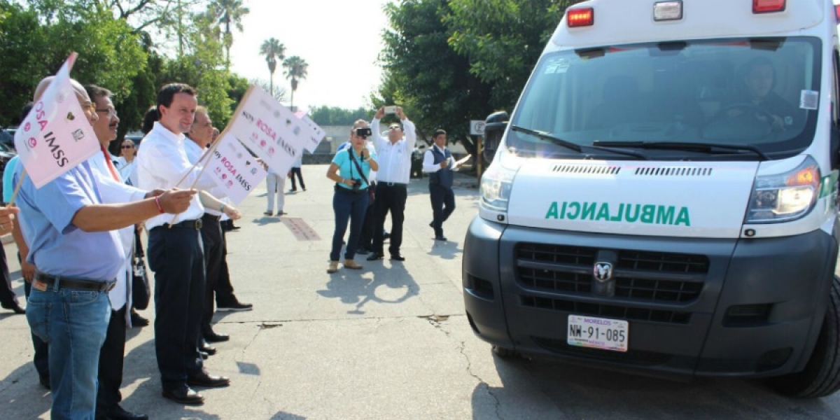 Entrega director general del IMSS cinco ambulancias en Morelos
