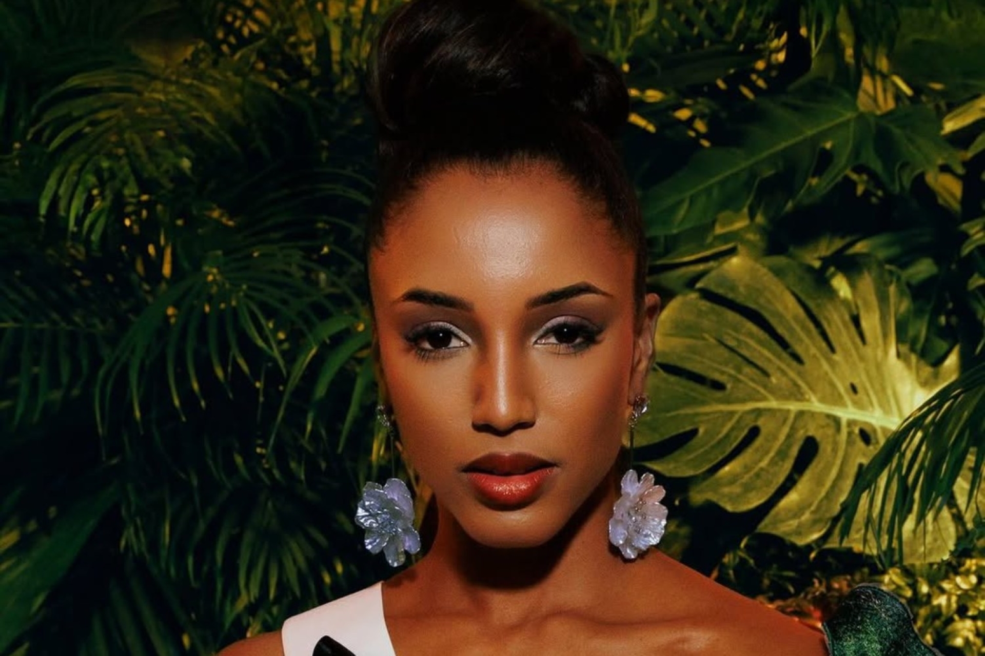 Miss Jamaica sufre fuerte caída durante la preliminar de Miss Universo y es hospitalizada; organizadores confirman su estado de salud