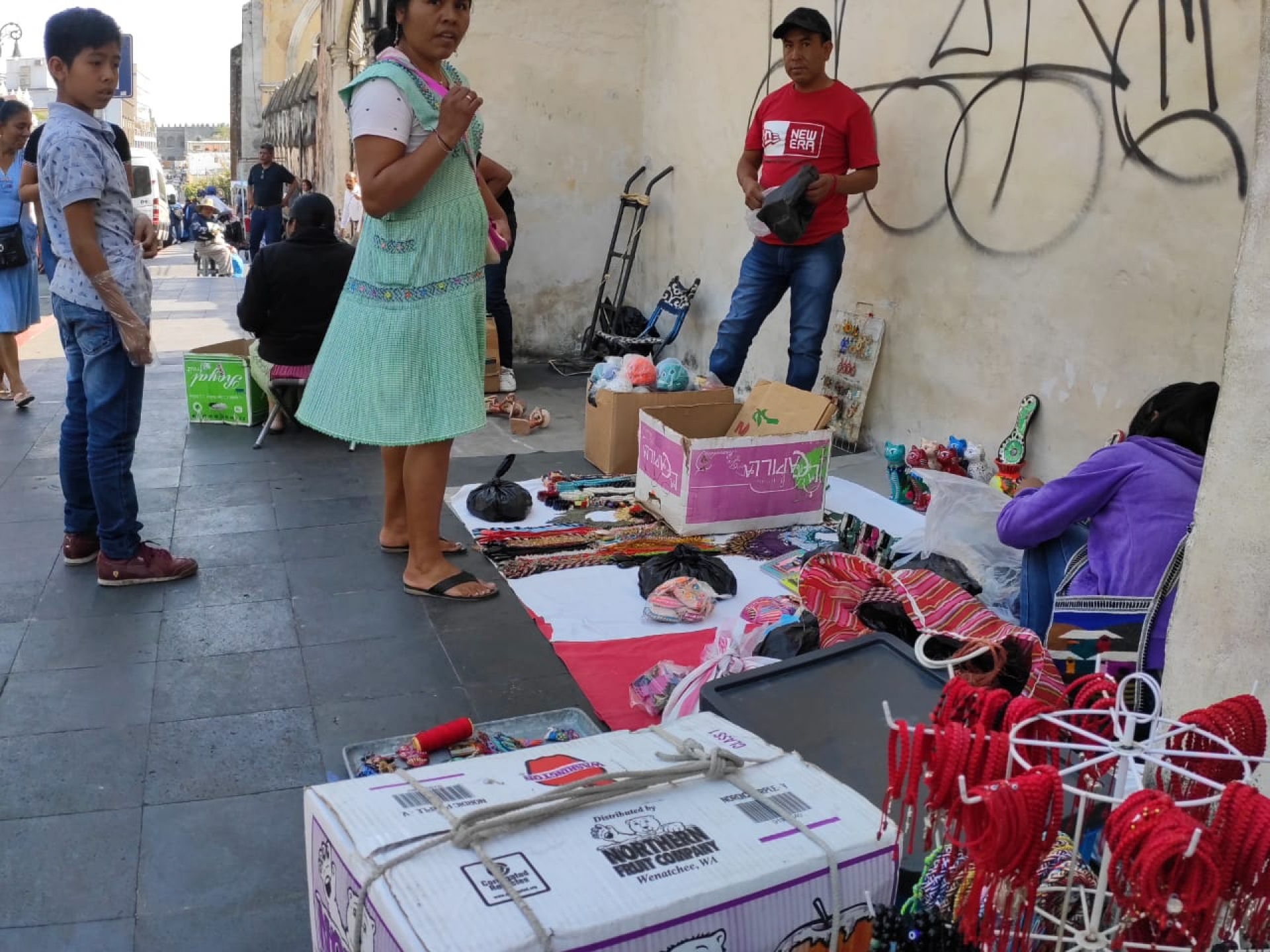Efectúan operativo en calle Hidalgo; verifican que comerciantes cuenten con permisos