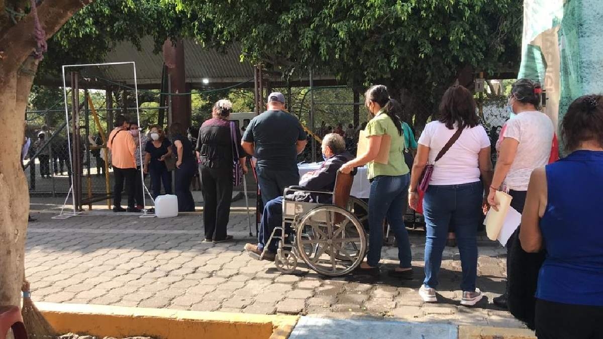 Resultó insuficiente único módulo de vacunación en Cuautla