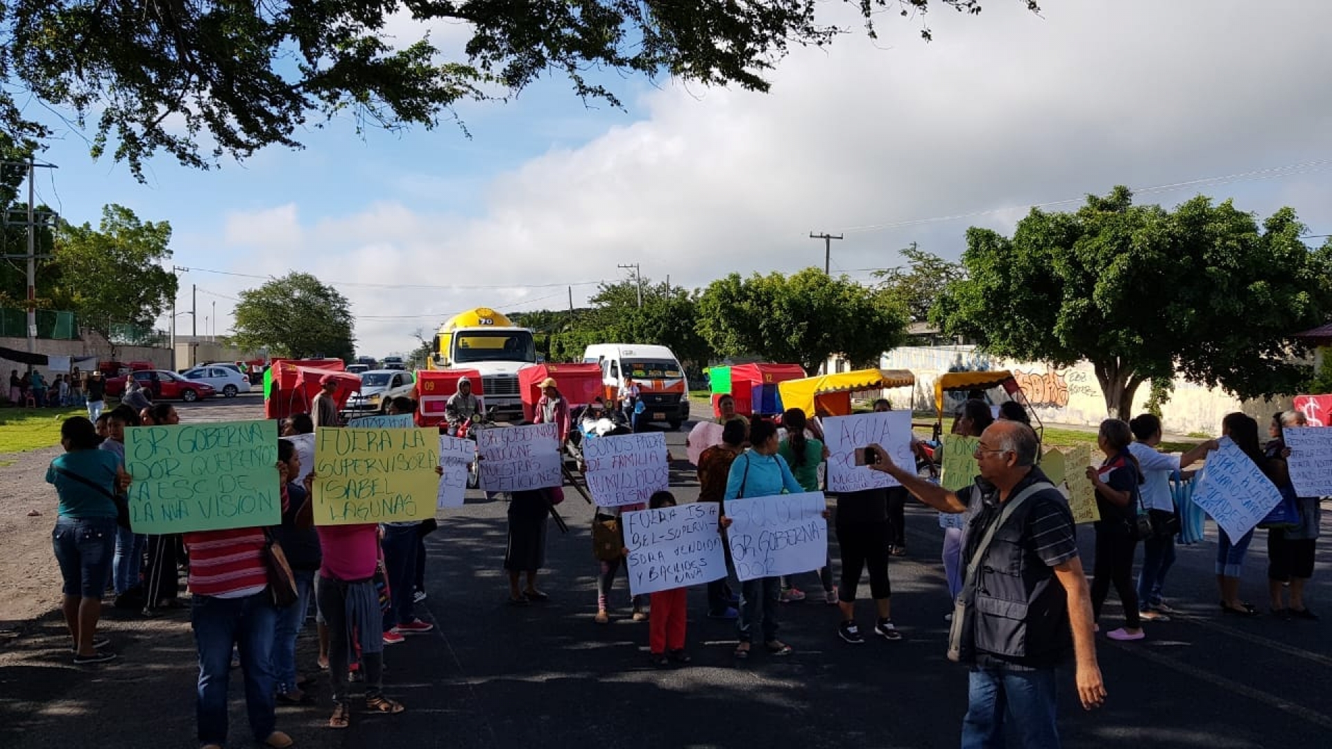 Bloquean padres de familia carretera Alpuyeca-Jojutla
