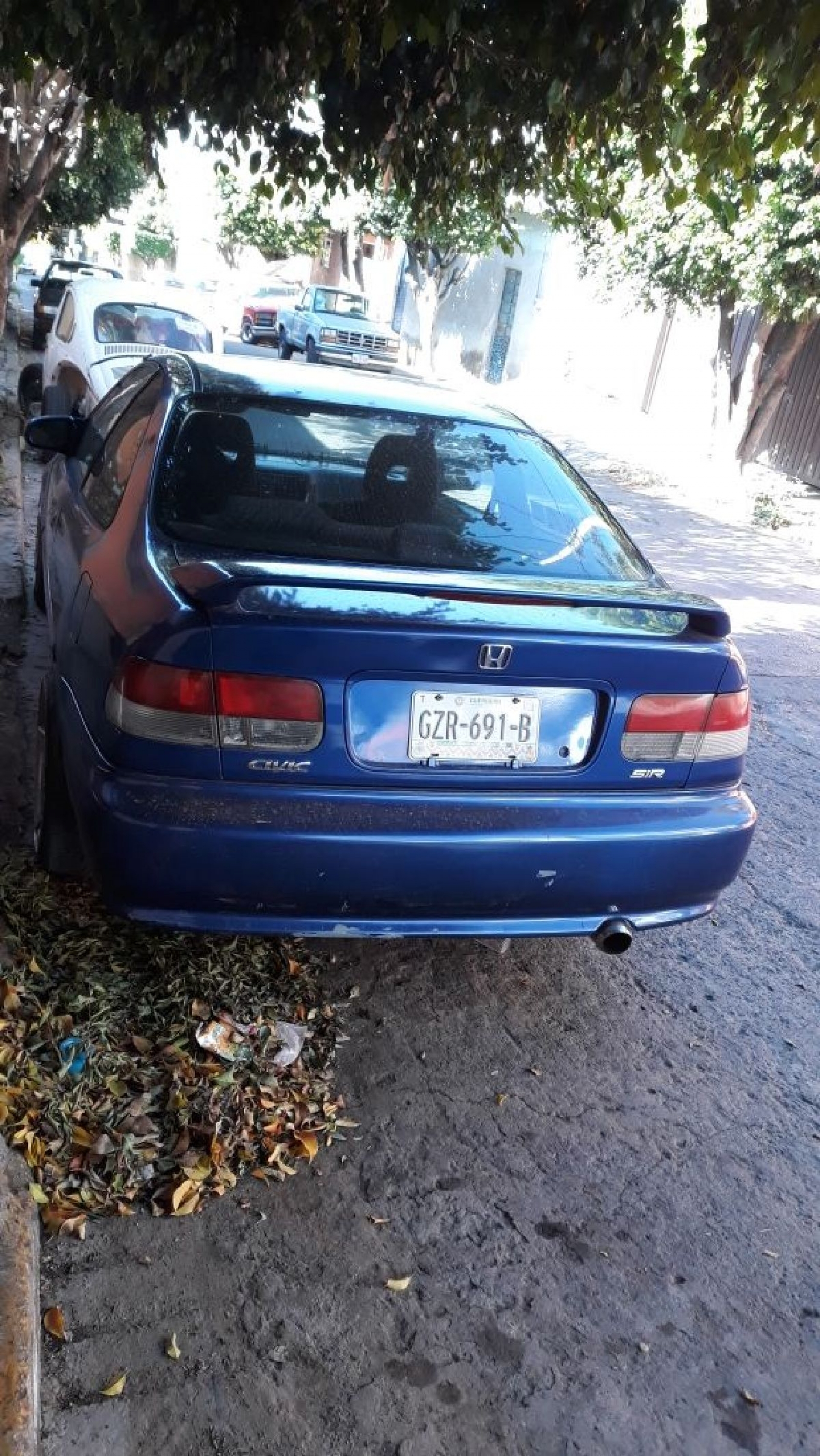 Le robaron un auto afuera de su casa