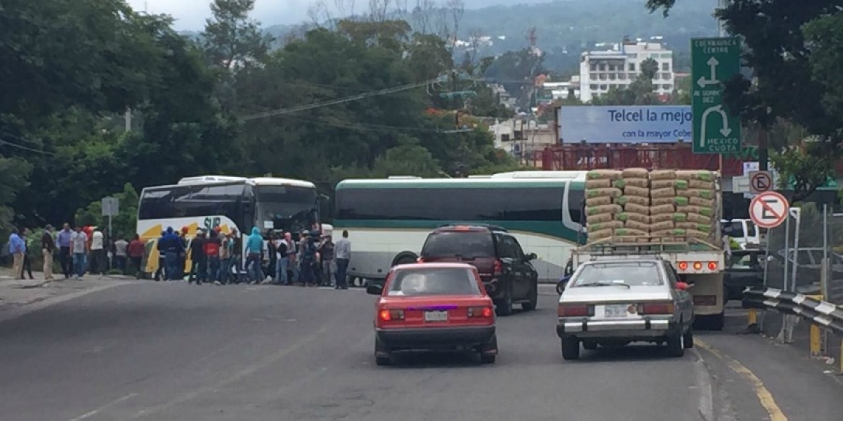 Bloquean estudiantes calles en torno a la Paloma de la Paz